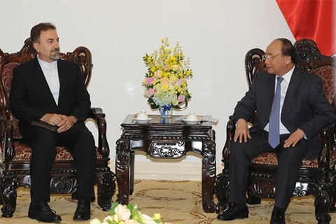 越南政府总理阮春福（右）会见伊朗驻越南大使。