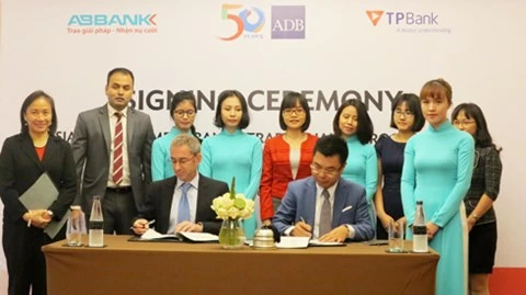 安平股份制商业银行与亚洲开发银行正式签署关于参与贸易融资计划的协议。