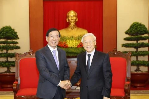 越共中央总书记阮富仲会见韩国总统特使朴元淳。