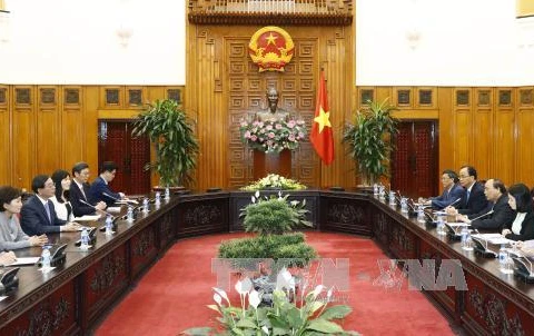 越南政府总理阮春福（右排） 会见韩国总统特使朴元淳。