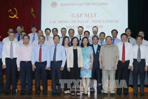 张氏梅（左五）与 越南新任驻外大使和总领事合影。（图片来源：越通社） 