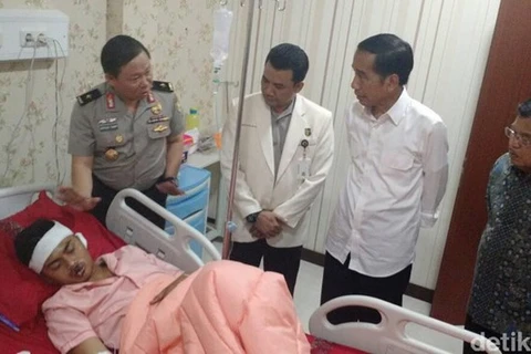 印尼总统佐科·维多多探望爆炸事件伤者。（图片来源：Detik）