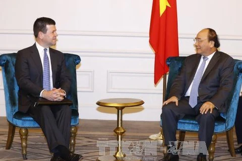 越南政府总理阮春福会见美国纳斯达克证券交易所高级副总裁麦柯奕。