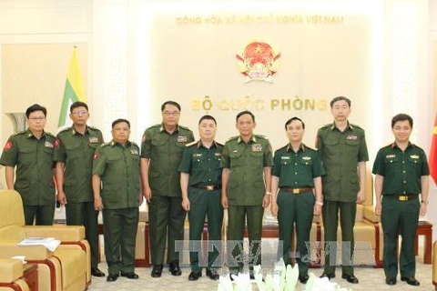 越南人民军副总参谋长范红香会见缅甸军队通信局代表团。（图片来源：越通社） 