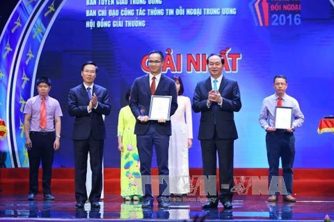 国家主席陈大光和中央宣教部部长武文赏向获一等奖的作者颁奖。