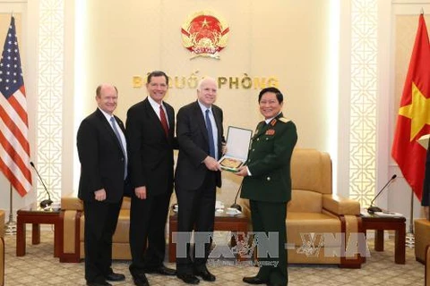 越南国防部部长吴春历大将会见美国参议员约翰·麦凯恩和美国参议院军事委员会代表团。