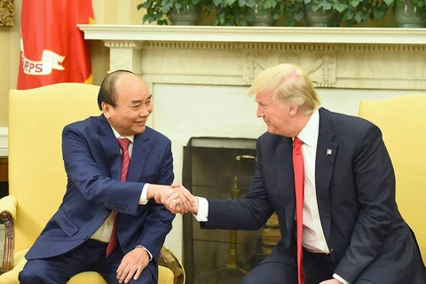 越南政府总理阮春福与美国总统特朗普亲切握手。