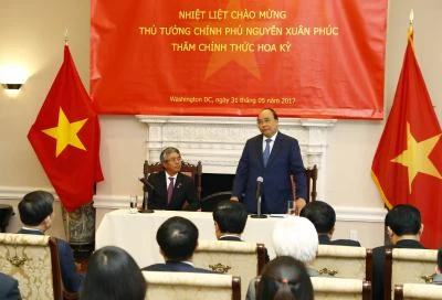 阮春福总理会见越南住美大使馆和部分代表机构干部和工作人员。