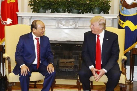阮春福与特朗普举行会谈。