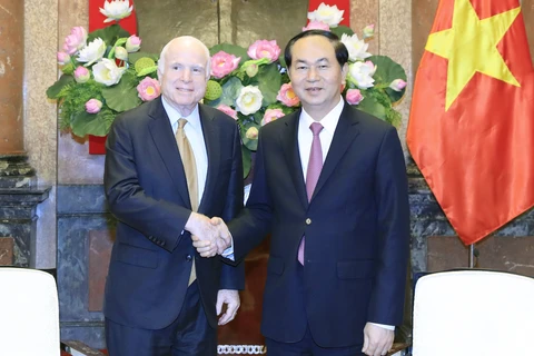 国家主席陈大光会见美国参议员约翰•麦凯恩。