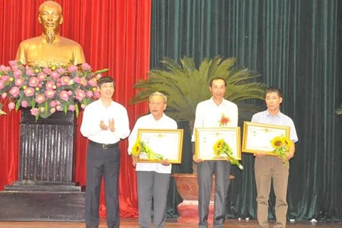 青化省向该省母亲家属追授越南英雄母亲称号。