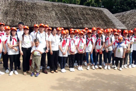 越裔老挝儿童代表团前往胡伯伯的家乡乂安省南坛县金莲乡参观。（图片来源：越通社）
