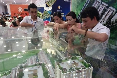 参观者在2017年越南房地产博览会。（图片来源：越通社）