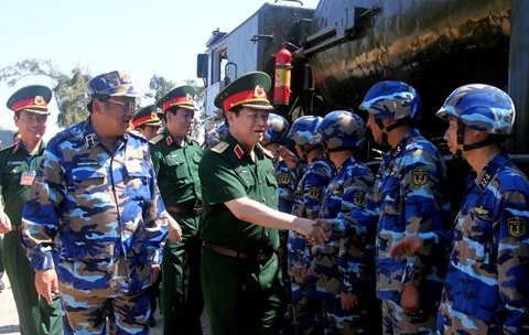 吴春历大将与海军军种战士。