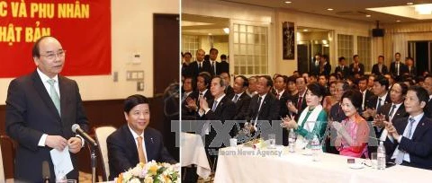 阮春福总理探访越南驻日本大使馆，同大使馆工作人员交谈。（图片来源：越通社）