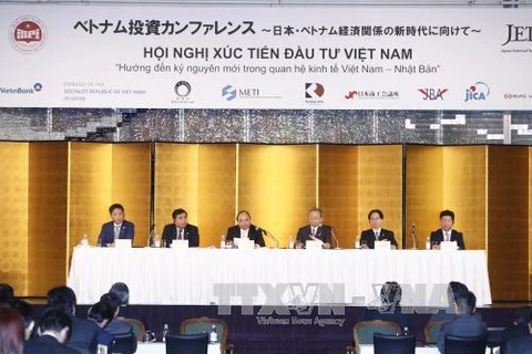 越南政府总理阮春福和日本首相安倍出席在东京举行的越南投资促进会