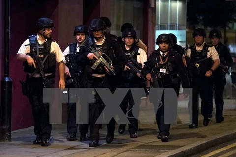 英国武装警察赶往伦敦桥恐怖袭击现场。