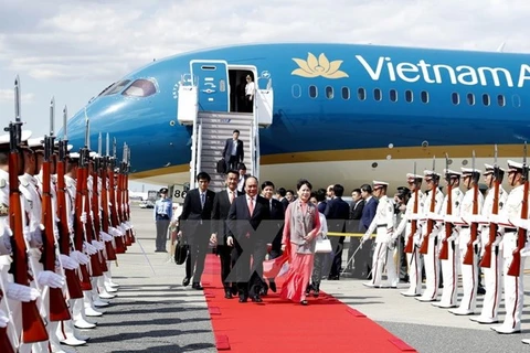 越南政府总理阮春福一行抵达日本首都东京国际机场。（图片来源：越通社）