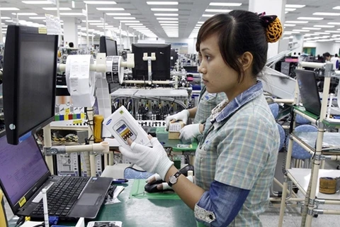 韩国三星（越南）电子有限责任公司的工人安装电子零件。