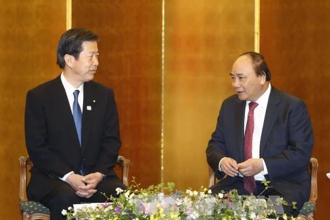 阮春福（右）会见日本公明党党首山口那津男。（图片来源：越通社）