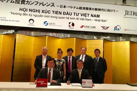 越捷航空公司与日本三菱日联金融集团旗下的三菱日联融资租赁飞机融资租赁协议签署仪式。