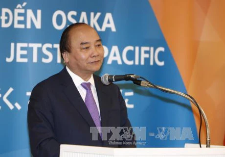 阮春福总理在越南两家航空公司飞往日本大阪航线开通仪式上发表讲话。