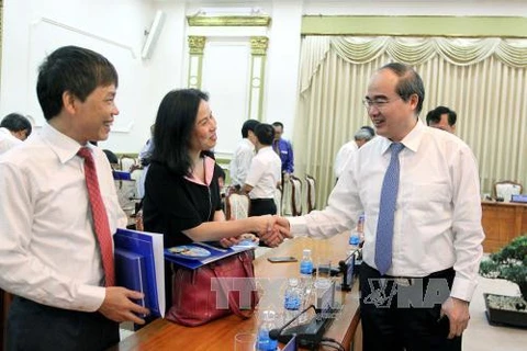胡志明市市委书记阮善仁与越南新任驻外大使和总领事馆握手。