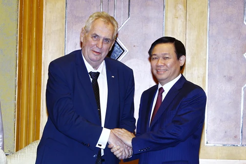 越南政府副总理王廷惠（右）会见捷克总统米洛什•泽曼。