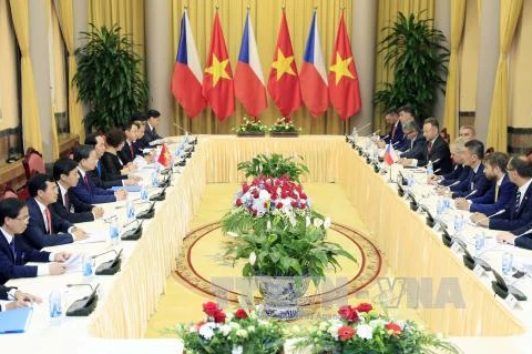 越南国家主席陈大光与捷克总统米洛什·泽曼举行会谈。（图片来源：越通社）