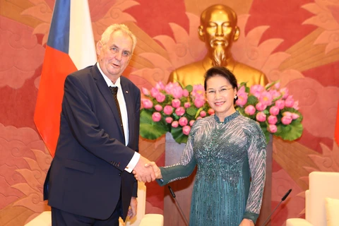 国会主席阮氏金银（右）会见捷克总统米洛什•泽曼。