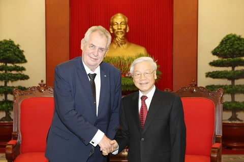 越共中央总书记阮富仲（右）亲切会见会见捷克共和国总统米洛什•泽曼。