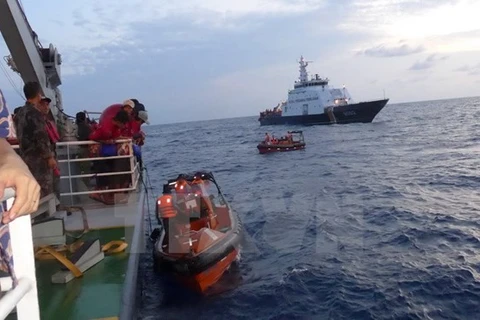 越南船只靠近印度尼西亚船舶接回渔民。