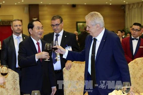 国家主席陈大光​（前左）设宴欢迎捷克总统（前右）访越。（图片来源：越通社）