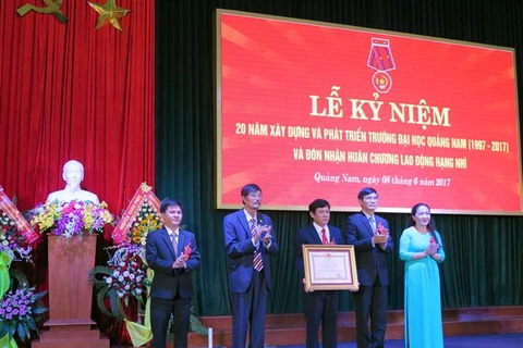 广南大学荣获二级劳动勋章。