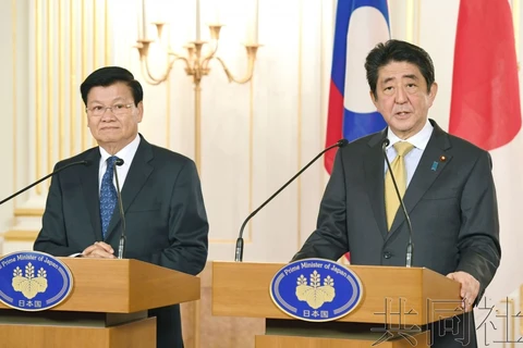 日本首相（右）与老挝总理（左）（图片来源：china.kyodonews.net）