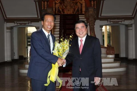 胡志明市人民委员会主席阮成峰（右）与韩国江原道地区知事崔文洵。