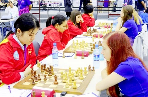 越南国际象棋女队（红衣）在比赛中。