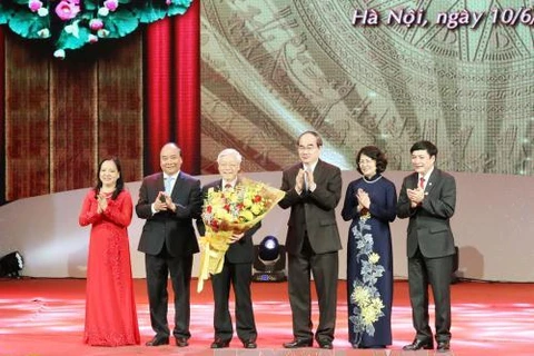 中央竞赛奖励委员会向阮富仲（左三）赠送鲜花。