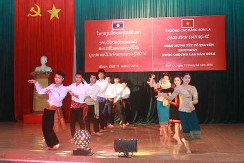 附图：在山罗省的老挝留学生。