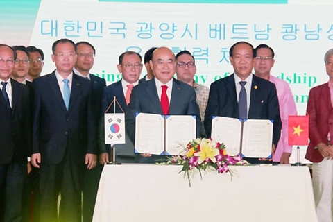 广南省和韩国光阳市缔结友好省市签字仪式。
