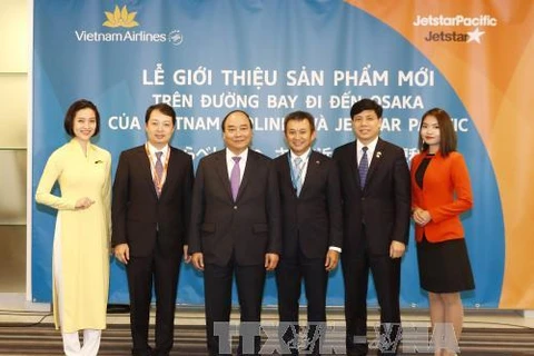越南政府总理阮春福7日出席越航和捷星太平洋航空公司开通飞往日本大阪府直达航线的新产品推介仪式。