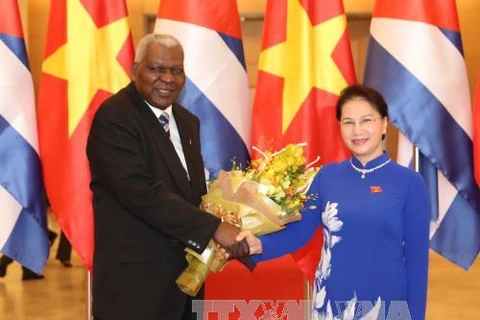越南国会主席阮氏金银与古巴全国人民政权代表大会（国会）主席埃斯特万·拉索·埃尔南德斯。（图片来源：越通社）
