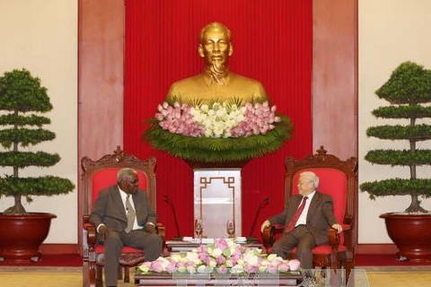 阮富仲（右）与全国人民政权代表大会主席埃斯特万。（图片来源：越通社）