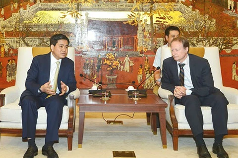 河内市人民委员会主席阮德钟（左）与欧盟驻越代表团团长布鲁诺•安格勒大使​（右）http://www.dangcongsan.vn/）