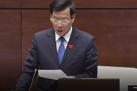阮玉善回答国会代表的质询。