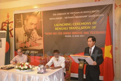 越南驻孟加拉国大使陈文科在公布仪式上发表讲话。