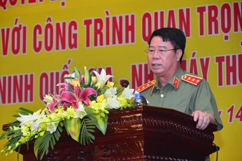 公安部副部长裴文南上将发表讲话。
