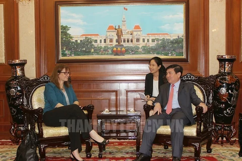 胡志明市人民委员会主席阮成锋（右）和以色列驻越南特命全权大使。（图片来源：hcmcpv.org.vn）