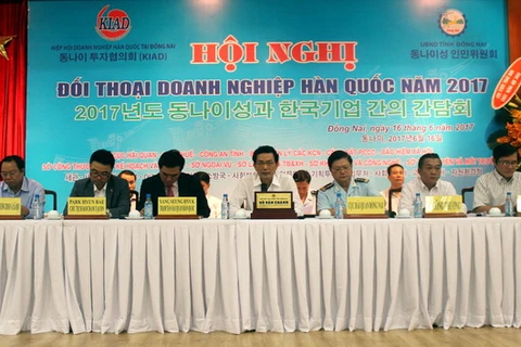 同奈省各有关厅局、行业代表解答了韩资企业代表提出的问题。