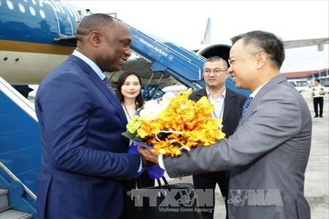 越南国会对外委员会副主任阮孟进来到内排国际机场迎接尤里•拉托尔蒂一行。（图片来源：越通社）